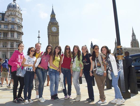 Groupe de jeunes devant Big Ben. Séjour Linguistique jeunes à Londres, Angleterre