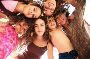 groupe d'adolescents heureux plein air