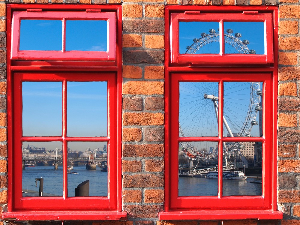 Vue de Londres Angleterre en reflet d'une fênêtre