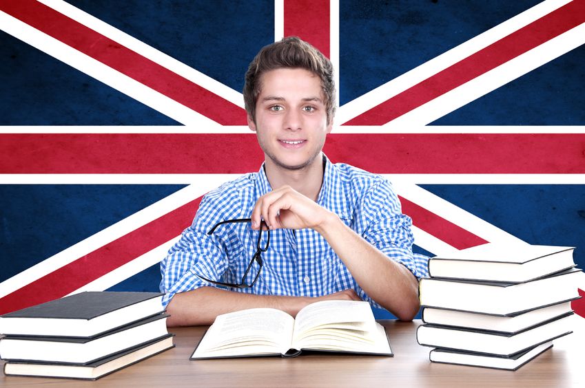 Lyceen-etudiant-revisions-anglais-drapeau-UK-Angleterre-Livres-