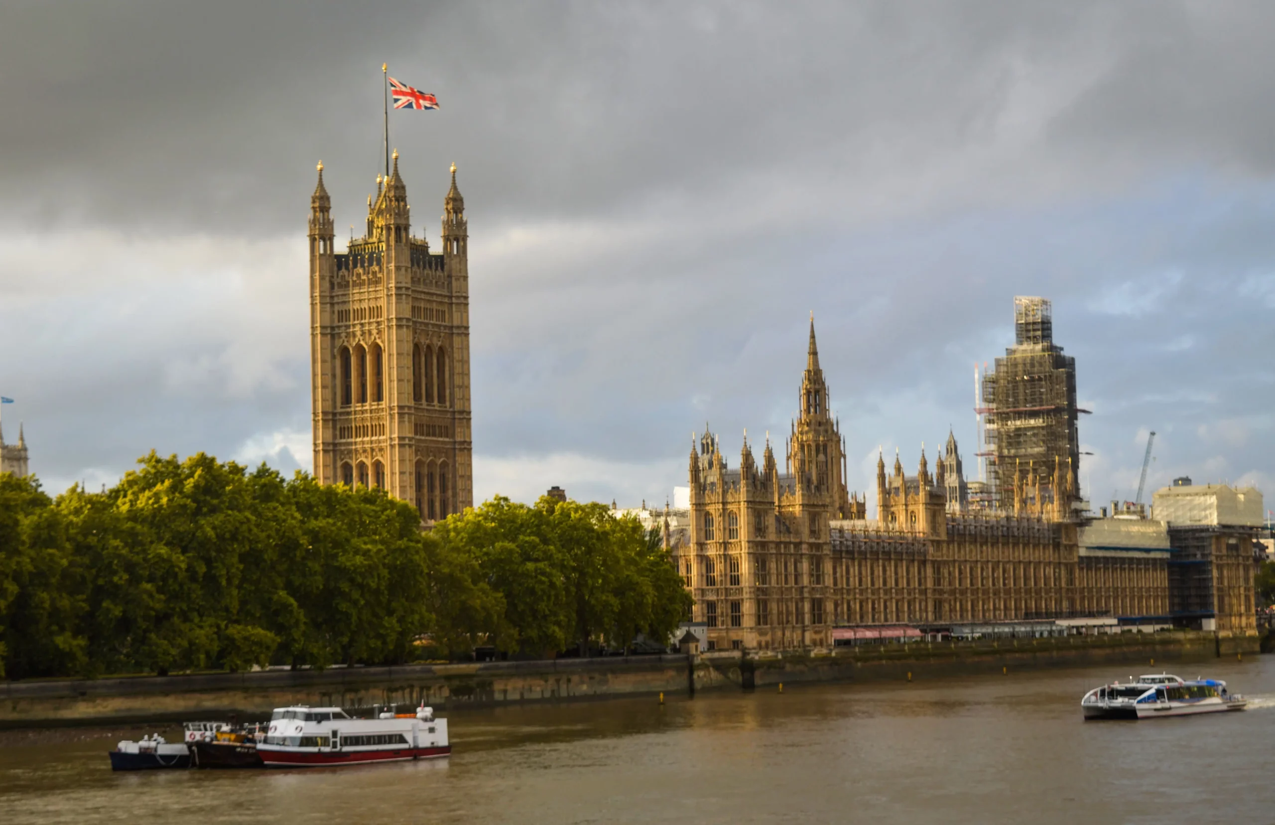 Homme parapluie Union Jack devant Big Ben, Londres Angleterre, préparation du TOIEC en immersion en Angleterre