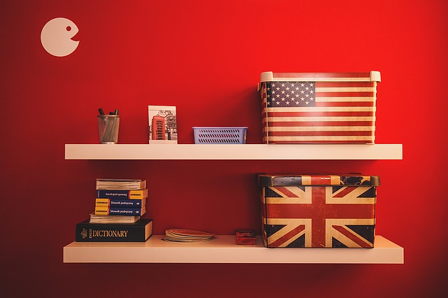 dictionnaire et boites aux couleurs de l'Angleterre drapeau anglais